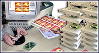 CD ou DVD gravés et imprimés, à partir de 25 pièces. Reproduction fidèle de votre CD-ROM ou DVD original (master, données à graver), impression quadri sur étiquettes glacées haute qualité, collage, insertion sous pochettes plastiques ou boitier